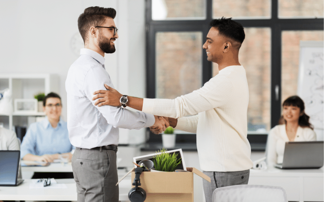 accueil entre deux collaborateurs